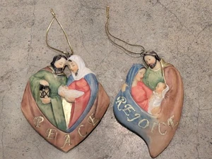 Juego de 2 adornos de belén de resina vintage en forma de corazón PAZ Y ALEGRÍA Navidad - Imagen 1 de 4