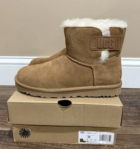 Neu im Karton UGG Damenstiefel Größe 8 Mini Bailey Logo-Riemen CHE kastaniefarben * Ausstellungsstück - Bild 1 von 5