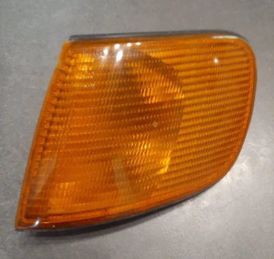 CLIGNOTANT AVANT GAUCHE  AUDI 100 REF 137983 - Immagine 1 di 4