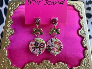 Betsey Johnson Fabulous Flowers Vintage Flower Daisy Shell White Disc Earrings - Picture 1 of 3