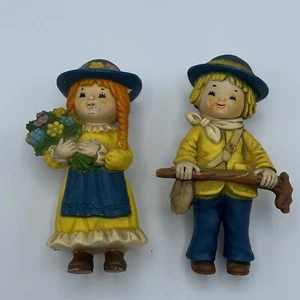Figuras vintage de niño con cartera niña con ramo de flores - Imagen 1 de 2