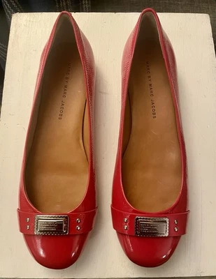 Marc By Marc Jacobs Mujer’s Rojo Patente Mujer’s Ballet Pisos 36.5, Logo Plateado Foto 1 de 4