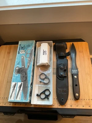 Cuchillo Militar TVC7324 Vintage Explorer EE. UU. SF-IV 21-180 Doble Borde Agarre Giratorio Foto 1 de 4