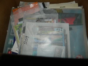 BRITISH COMMONWEALTH 7KG SORTER IN LARGE BOX (STAMPS ON PAGES/CARDS ETC.) - Picture 1 of 24