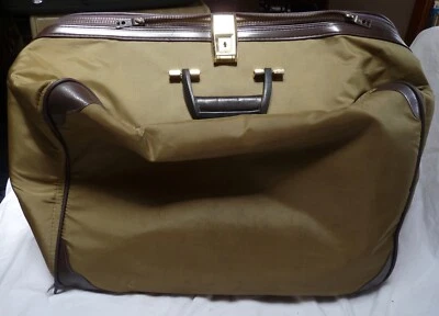 Maleta Lark Softside años 70 nailon verde oliva/marrón 23" X 18" X 8" Foto 1 de 4