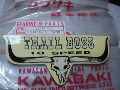 1970-73 KAWASAKI G4TR TAMPA DO TANQUE DE ÓLEO EMBLEMA DECALQUE NOS OEM 56018-027 - Imagem 1 de 2
