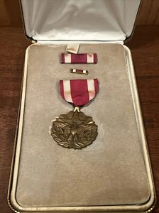 Vintge Army Meritorious Service Medal Set with Ribbon bar and lapel pin 031A - Picture 1 of 4