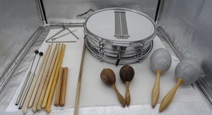 Konvolut Musikinstrumente, Snaredrum 14", Drum diverse Sticks, Rasseln, Triangel - Bild 1 von 11