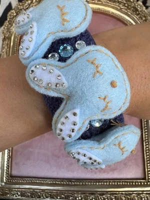 Brazalete Brazalete Tarina Tarantino Kyoto Carnaval Fieltro Azul Conejito Swarovski RARO Foto 1 de 4