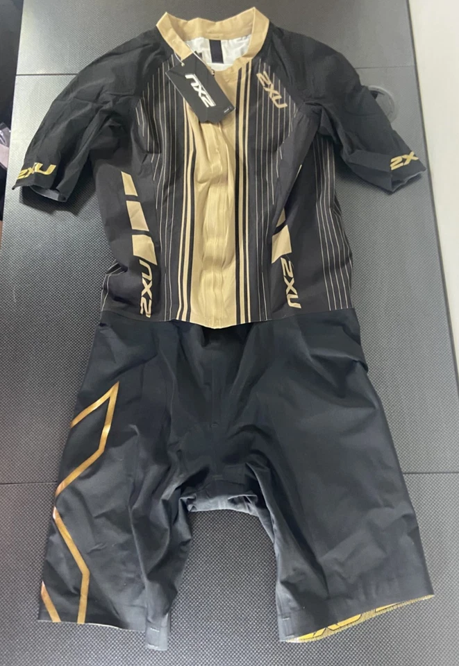 Nuevo 2XU Hombre Project X Trisuit Mediano Negro/Dorado MT4834d Aero Endurance Traje de Carrera Foto 1 de 3