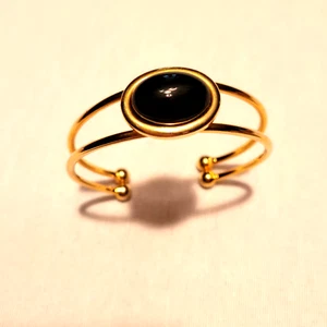 Brazalete de puño de piedra negra ovalada de 3/4" en tono dorado - Imagen 1 de 12