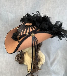 Sombrero pirata tricornio negro camello plumas renacentistas corsé steampunk 57 cm (13) x - Imagen 1 de 8