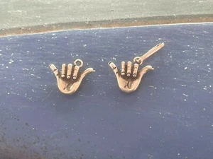 2 dijes Shaka Hand 1 y 1 cremallera-tirar de plomo y peltre sin níquel. TODO NUEVO. - Imagen 1 de 1