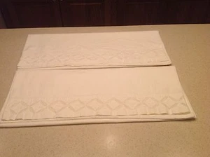 Vintage Pillowcases Set Of 2 White With Open Diamond Pattern Super Clean & Nice - Picture 1 of 12