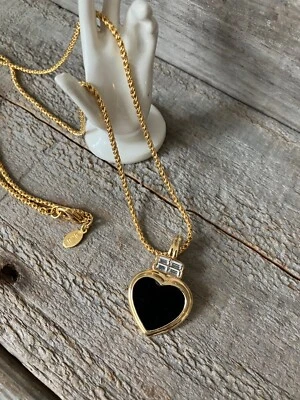 Collar De Colección Kenneth Jay Lane Oro Negro Colgante Corazón Estrás Esmalte Dije Foto 1 de 4