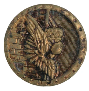 Antiker gestempelter Messing Bild Knopf Cherub Engel mit Flügeln 1,5" - Bild 1 von 3