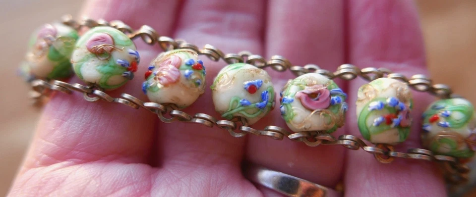 UNUSUAL, ANTIQUE, VENETIAN GLASS 'WEDDING CAKE' BRACELET ON GOLD TONE LINKS - Image 1 of 4