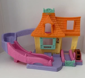 Fisher-Price Little People Belle's Klip Klop Cottage Die Schöne und das Biest Spielset - Bild 1 von 14