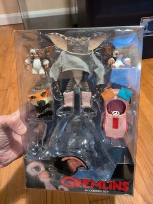 Набор аксессуаров NECA Gremlins БЕЗ КОКОНА 2 штуковины гоночный автомобиль лыжная маска голова спортивное снаряжение - Изображение 1 из 2