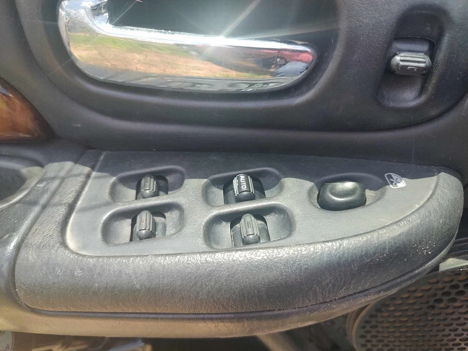 01 02 03 04 Interruptor de puerta delantero CHRYSLER 300M Foto 1 de 1