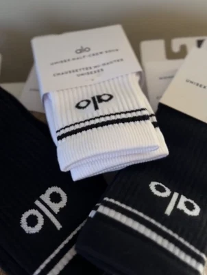 Paquete de 2 calcetines Alo Yoga Crew nuevos con etiquetas unisex blancos y negros atléticos fitness auténticos Foto 1 de 4
