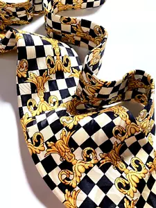 GIANNI VERSACE CRAVATTA GRIGLIE BAROCCHE VINTAGE ANNI '90 QUADRI ITALIA BIANCO E NERO - Foto 1 di 18