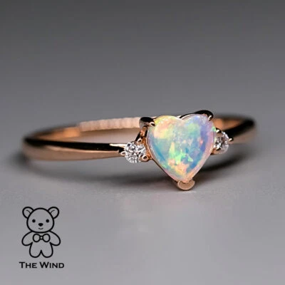 Anillo de compromiso australiano de ópalo macizo y diamantes en forma de corazón en oro rosa de 18 quilates Foto 1 de 4