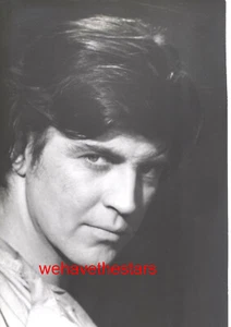 DE COLECCIÓN Alan Bates BASTANTE HERMOSO Retrato de gran tamaño '68 PLUS Autógrafo - Imagen 1 de 2
