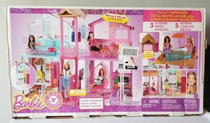 Barbie Passaporto Rosa Playset Casa di Città 3 Piani DLY32 Scatola Aperta, Mai Usata, Completa - Foto 1 di 24