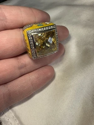 Lauren G Adams 签名尺寸 8.75 水晶宝石活鸽子黄色珐琅戒指 — 第 1/4 张图片