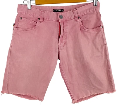 Pantalones Cortos de Denim RUSTY Hombres Adolescentes Dobladillo Deshilachado Calce Ajustado Patinador Surf Frambuesa Talla 32 En muy buena condición Foto 1 de 4