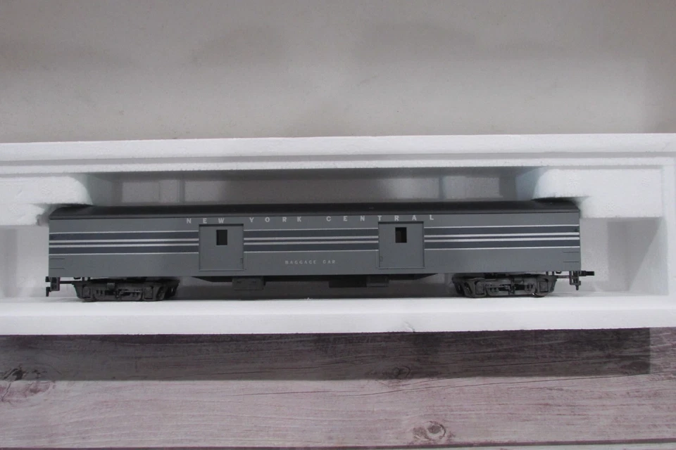 HO Scale Rivarossi 2707 1930 S.S Baggage Passenger Car  New Yor Central Lot#3046 - Image 1 of 4