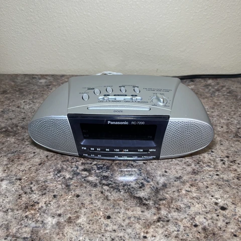 Panasonic RC7200 AM/FM Clock Radio Alarm Digital Readout - Missing Battery Cover Cover