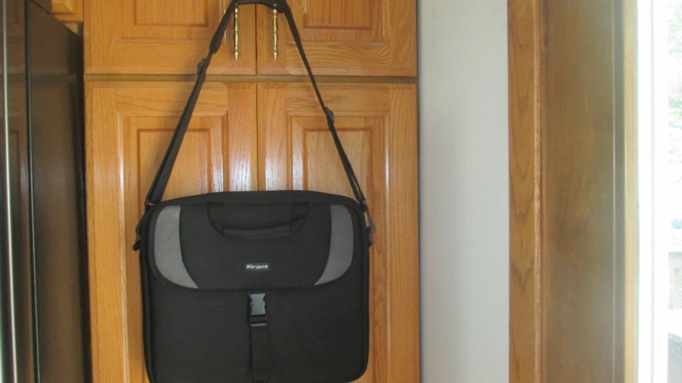 Bolsa de transporte acolchoada para laptop Targus preta com cinza CVR200-10 usada - Imagem 1 de 1