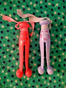 Antike 50er Jahre HANDBEMALTE Hartplastik Baby Rasseln Wäscheklammer Wäscheklammer PAAR - Bild 1 von 5