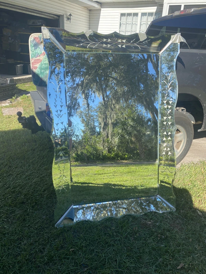 "Espejo grande Art Deco vintage festoneado grabado veneciano 60"" X 42"" circa 1945" Foto 1 de 4