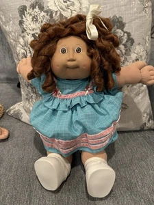 Cabbage Patch Kinder Mädchen Cornsilk Girl mit Shirley Bügel Locken braune Augen - Bild 1 von 6