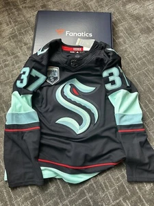 Camiseta deportiva firmada por Yanni Gourde Kraken de fanáticos con parche de temporada inaugural + regalo de $50 - Imagen 1 de 8