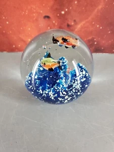 HAND BLOWN ART GLASS GLOW IN THE DARK BUBBLES FISH BLUE CORAL SCENE PAPERWEIGHT - Picture 1 of 9