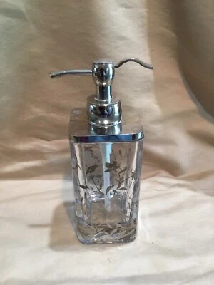 Dispensador de jabón/loción de metal tono floral y cromado grueso de vidrio transparente y plata Foto 1 de 4