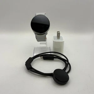 Samsung Galaxy Watch7 44mm Silver Aluminum w/ Silver Sport Band (LTE)- Excellent - Photo 1 sur 5