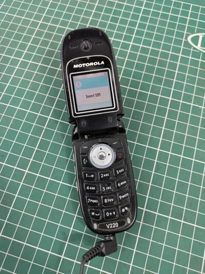 Motorola V220 Flip Mobile Phone With Charger (Working) - Unknown If Locked - Image 1 of 4