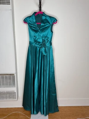 Nuevo con etiquetas Vestido Formal Satinado Cielo 3D Dama de honor Baile de graduación, TALLA 2 Foto 1 de 4