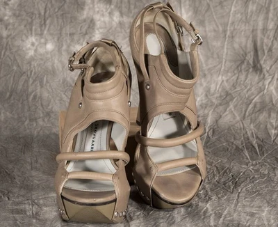 Camilla Skovgaard Gris Puntera Abierta Multi Correa Jaula Tacón Alto 36.5 EU / 6.5 US Foto 1 de 4