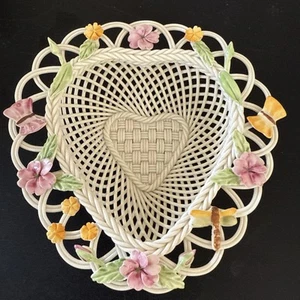 Flores de dragón y mariposas Belleek hechas a mano con forma de corazón 6 pulgadas - Imagen 1 de 20