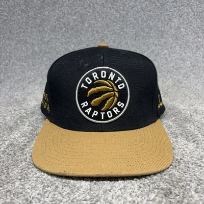 Boné Mitchell Ness OVO Toronto Raptors Snapback Ouro Drake Octobers Muito Próprio - Imagem 1 de 4