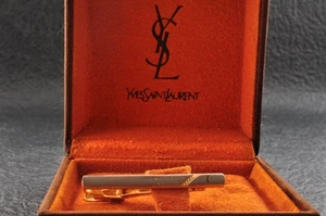 Clip de corbata "Yves Saint Laurent" color oro y plata marca caja usada de Japón. - Imagen 1 de 8