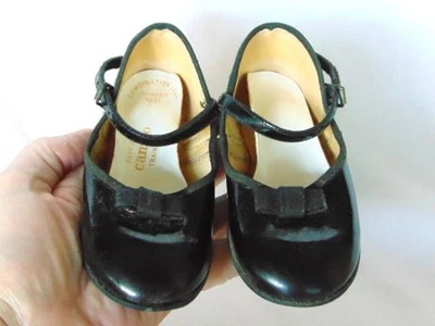 Adorables ZAPATOS DE BEBÉ antiguos de charol negro con correa al tobillo y hebilla Foto 1 de 4