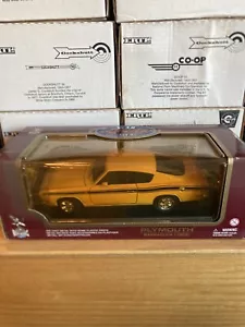 Vintage Road Legends 1969 Plymouth Barracuda 1:18 Diecast Toy Car Color Yellow - Picture 1 of 8