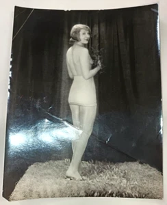 FOTO STARLETTE IN KLEINEM AKT OUTFIT RÜCKENBLICK EROTIK UM 1930 - Bild 1 von 1
